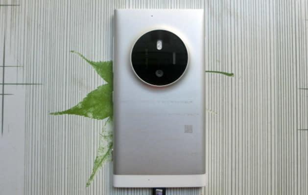 Lumia phone leaks with a 1020-like camera hump