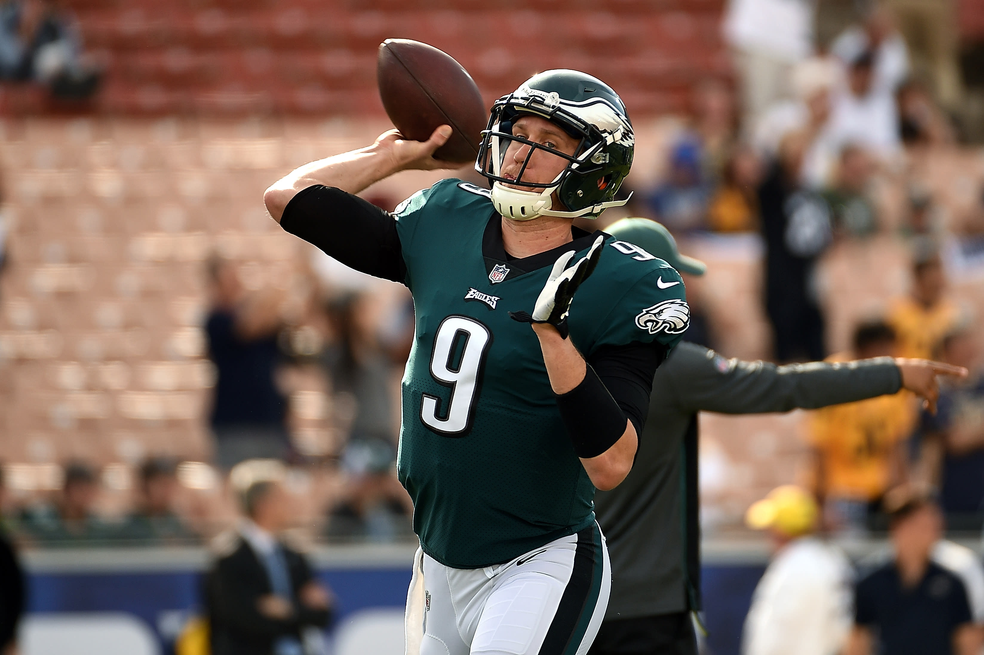 Nick Foles Keeps the Eagles' Playoff Hopes Alive - The New York Times