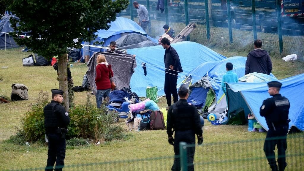 Photo of La France efface un important camp de migrants au milieu des tensions avec la Grande-Bretagne au sujet des traversées de canaux