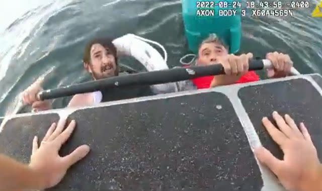 Un père et son fils retrouvés accrochés à une glacière alors qu’une vidéo montre un sauvetage spectaculaire d’un bateau en train de couler près du port de Boston