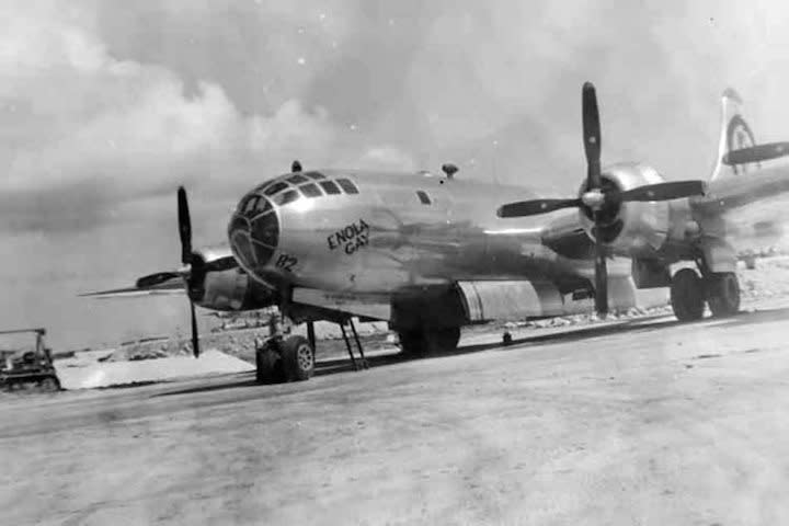 what was the symbol on the tail of the enola gay