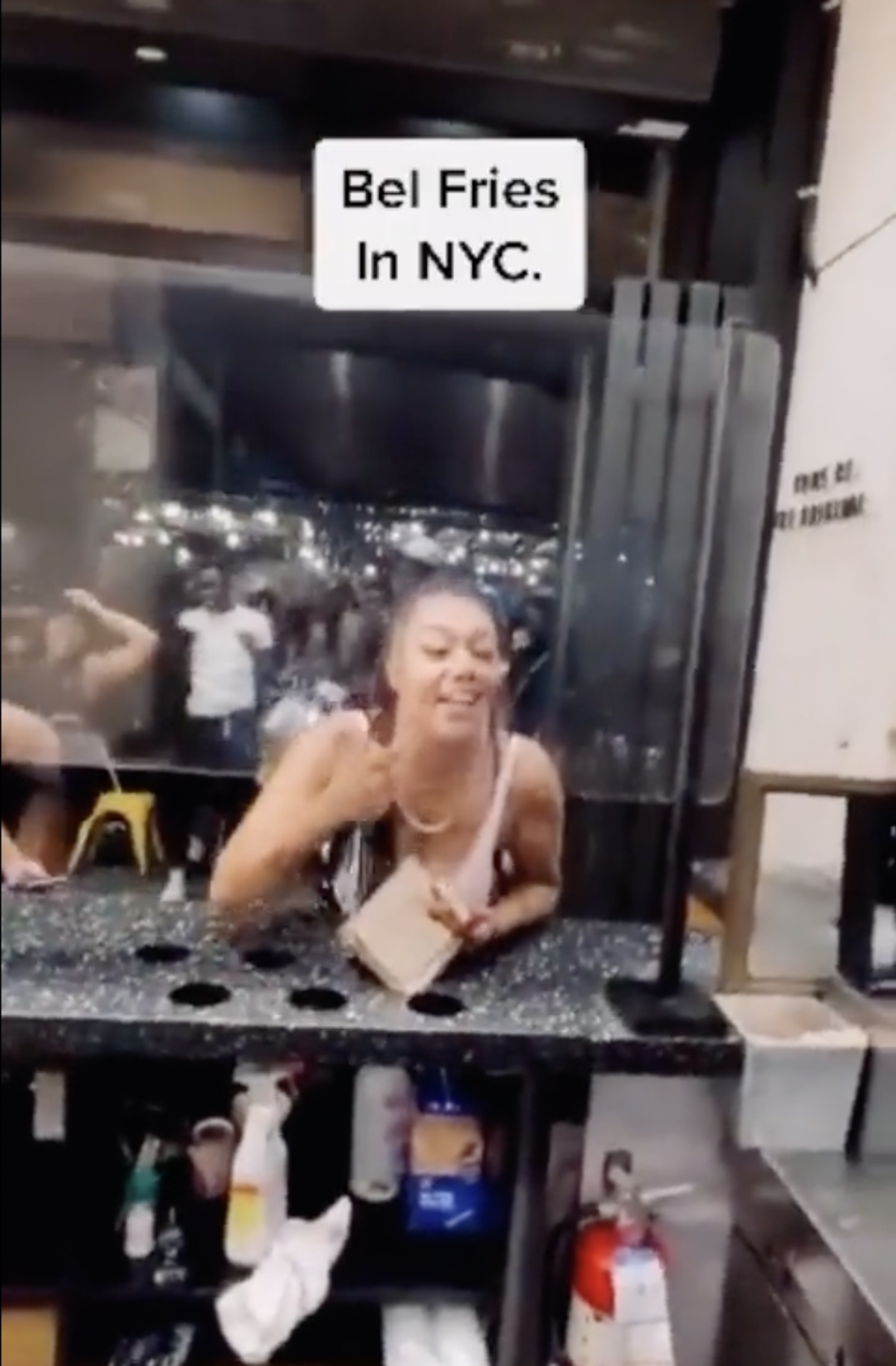 Une vidéo sauvage montre trois femmes saccageant le restaurant de New York Bel Fries et attaquant des travailleurs pour une sauce à 1,75 $