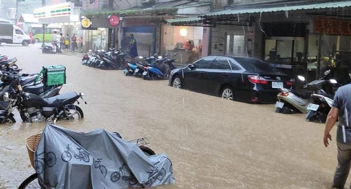 暴雨狂灌大台北 信義區淹水了