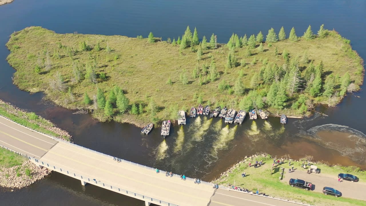 Wisconsin locals push floating bog using their boats