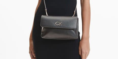 Atenta: el bolso bandolera minimal negro de Calvin Klein por 55 € en El  Corte Inglés