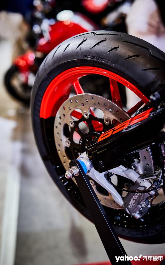 由Brembo專為Ducati Hypermotard 698 Mono精心設計的制動系統具備輕量化、高效且穩定的煞車性能。 - 5