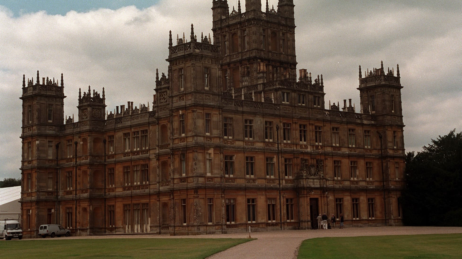 can you tour the downton abbey house