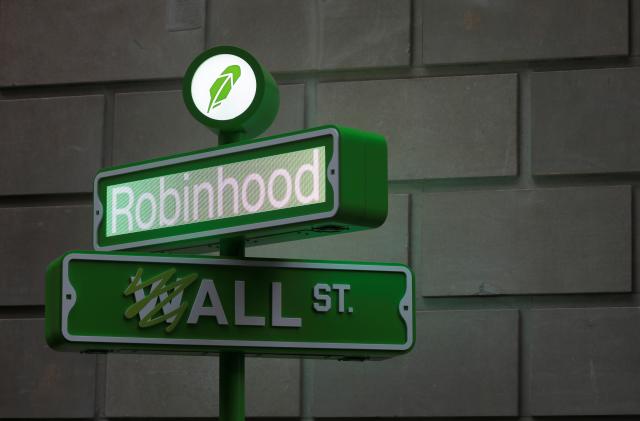 The logo of Robinhood Markets, Inc. is seen at a pop-up event on Wall Street after the company's IPO in New York City, U.S., July 29, 2021.  REUTERS/Andrew Kelly