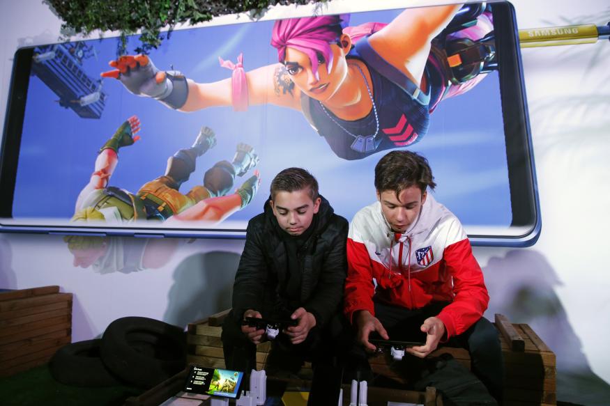 PARIS, FRANCE - OCTOBER 26:  Gamers play the video game 'Fortnite Battle Royale' developed by Epic Games on  Samsung Galaxy Note 9 smartphones during the 'Paris Games Week' on October 26, 2018 in Paris, France. 'Paris Games Week' is an international trade fair for video games and runs from October 26 to 31, 2018.  (Photo by Chesnot/Getty Images)