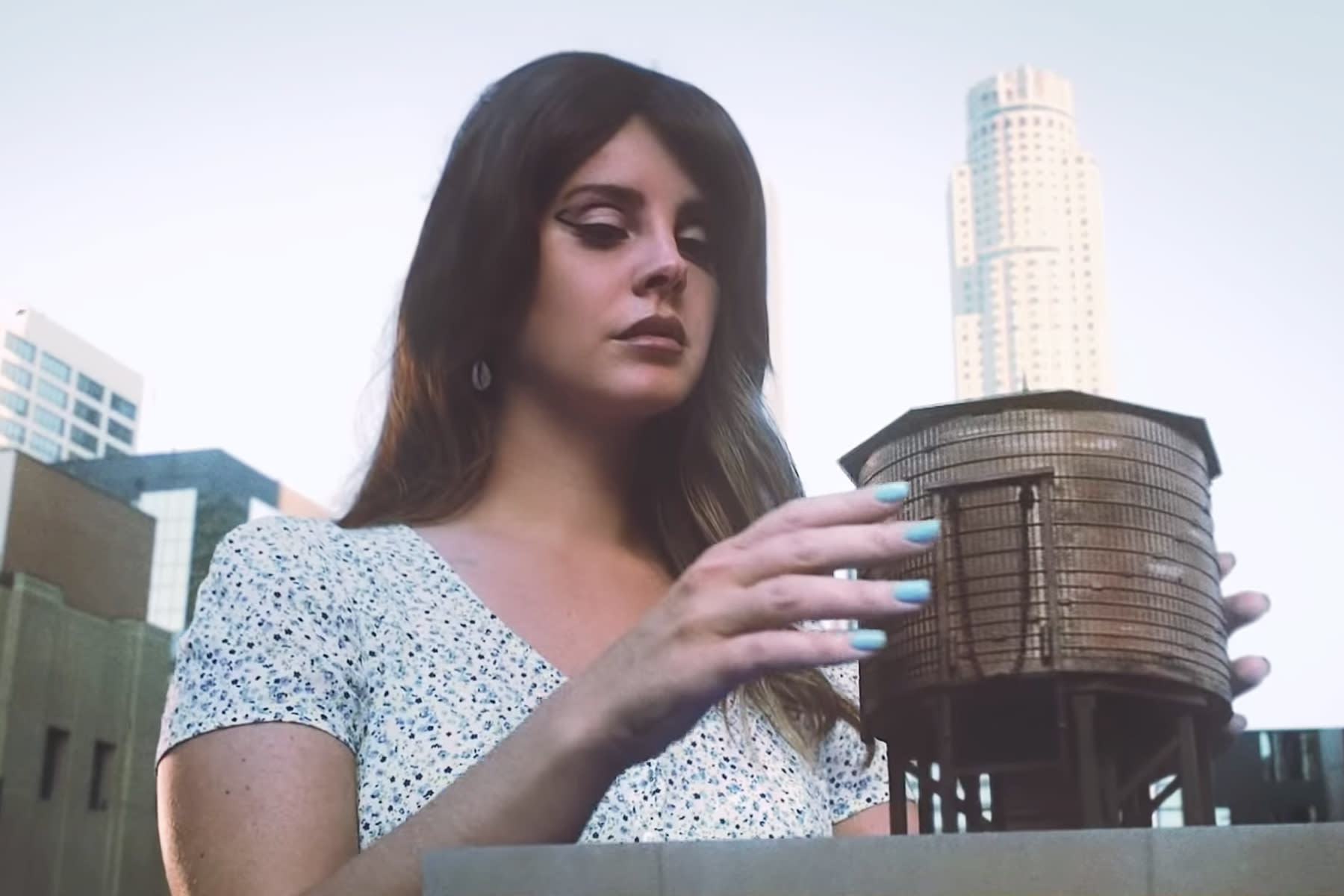 Watch Super Sized Lana Del Rey Conquer Venice Beach In ‘doin Time Video 