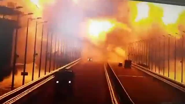 Un incendie engloutit un pont clé reliant la Crimée et la Russie après une énorme explosion