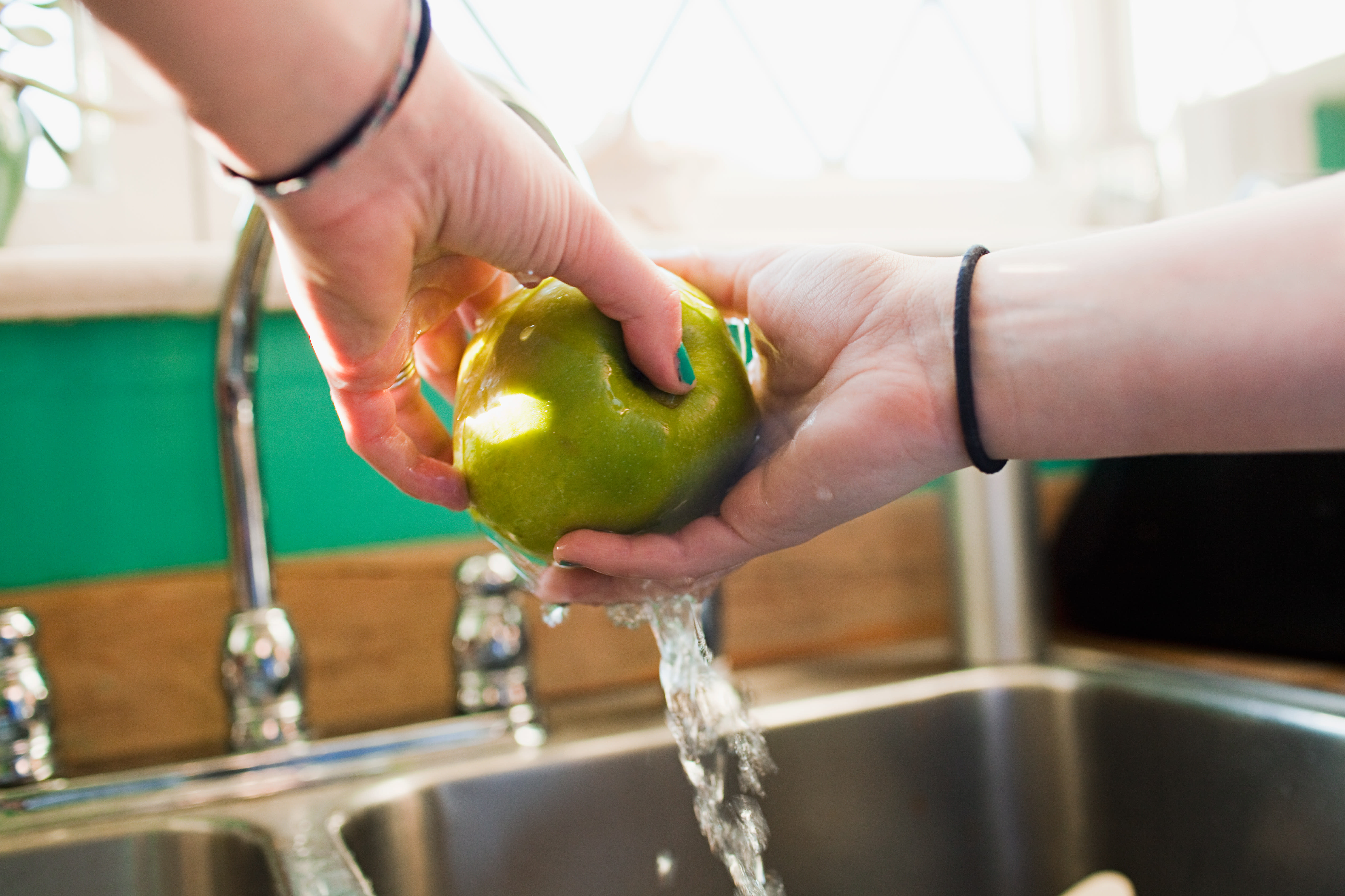 This Super Simple Household Item Gets Pesticides Off Apples, Study Says5700 x 3800