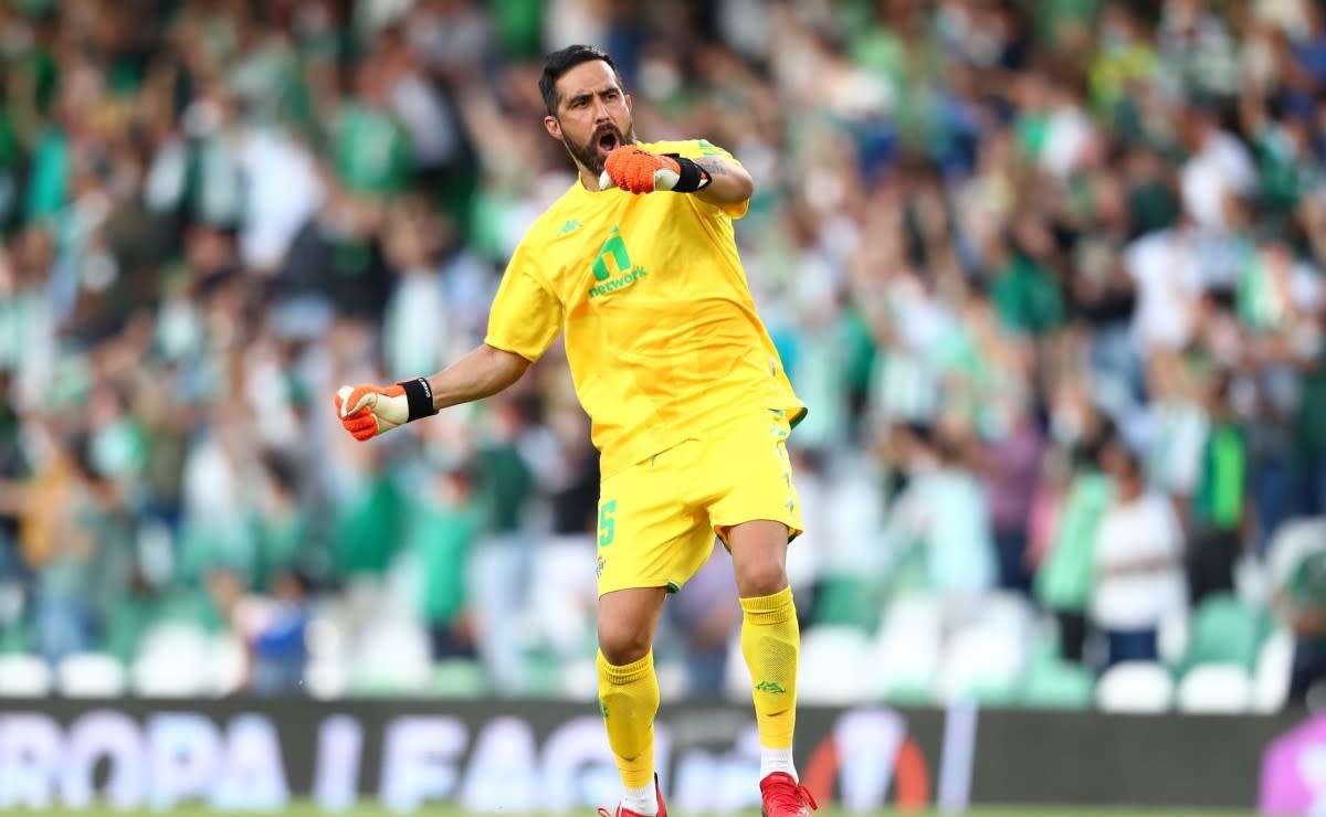 Claudio Bravo opened his heart and gave his gloves to a small Real Betis fan