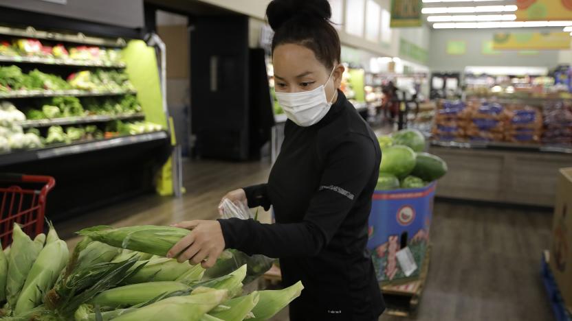 La trabajadora de la aplicación Instacart, Saori Okawa, compra verduras para entregarlas en casa el miércoles 1 de julio de 2020 en San Leandro, California. (AP Foto/Ben Margot)