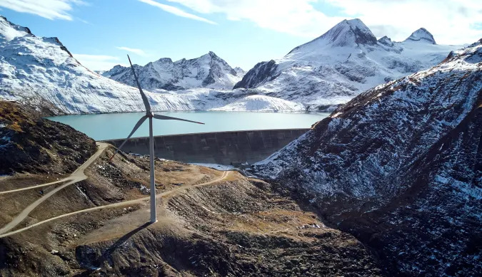 2021년 10월 25일 스위스 Gries의 Nufenen Pass 근처 유럽에서 가장 높은 풍력 2500m인 SwissWinds 농장의 Gries 호수 앞에서 풍차가 사진에 찍혀 있습니다. 드론으로 찍은 사진입니다.  REUTERS/데니스 발리보우스