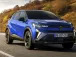 ESSAI AUTO DU WEEK-END – Le restylage apporte une toute nouvelle face avant au Renault Captur E-Tech qui change sa physionomie. Du coup, il apparaît vraiment nouveau. Fluide, agréable, sobre, suffisamment confortable, le petit SUV donne envie de rouler.