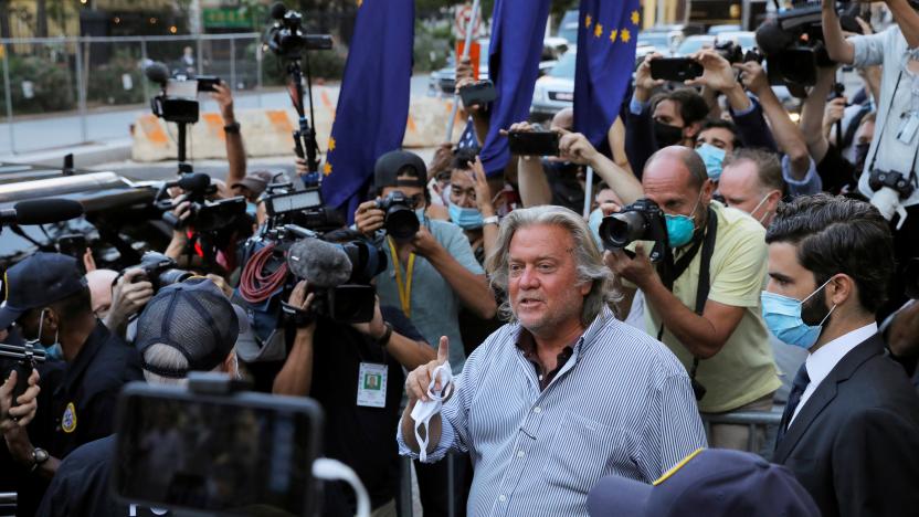 Former White House Chief Strategist Steve Bannon (back, adjusting face mask) exits the Manhattan Federal Court, following his arraignment hearing for conspiracy to commit wire fraud and conspiracy to commit money laundering, in the Manhattan borough of New York City, New York, U.S. August 20, 2020. REUTERS/Andrew Kelly