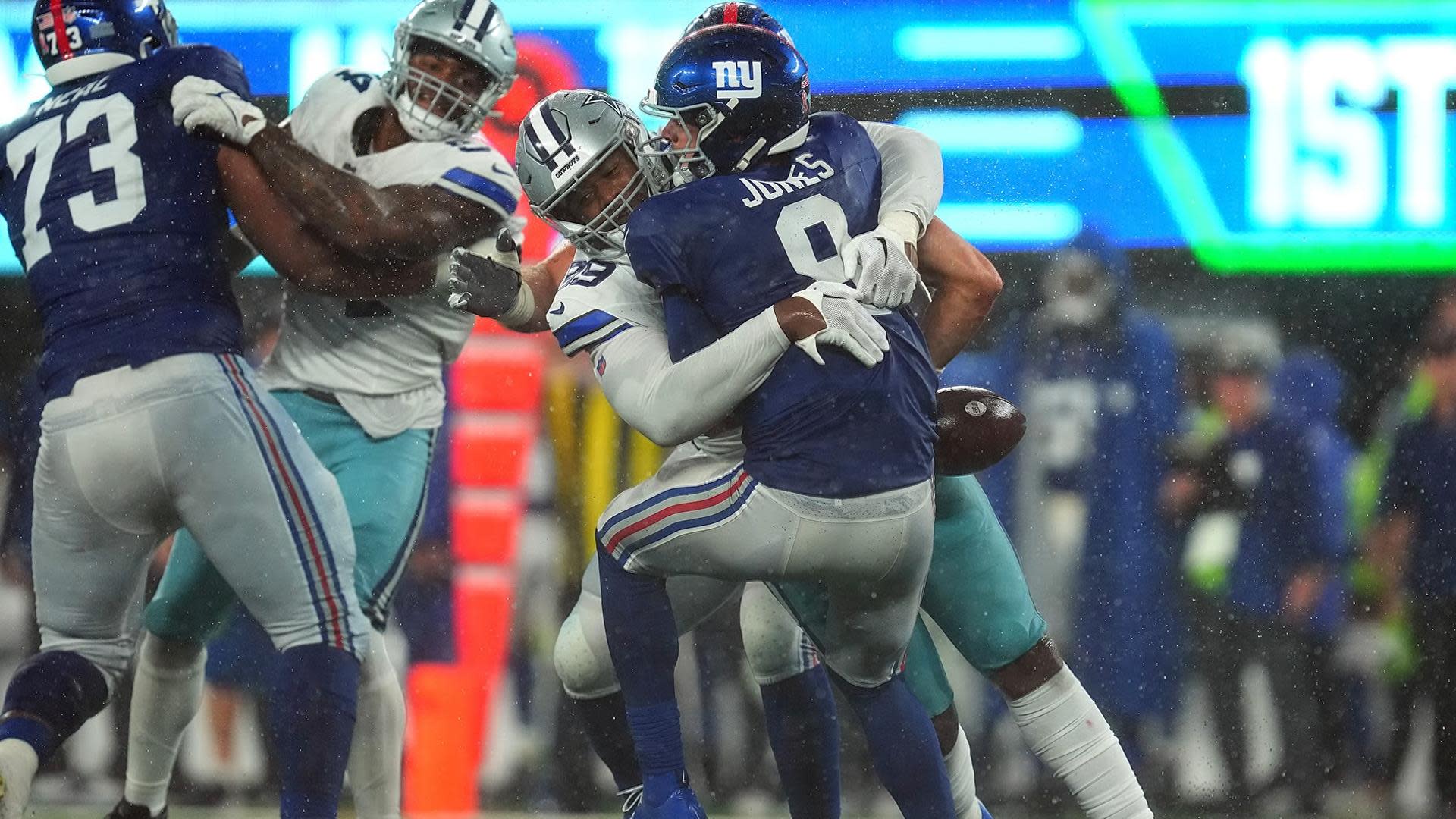 After slow start Cowboys dominate Giants