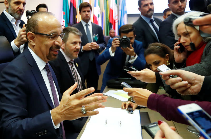 Il Ministro del Petrolio dell'Arabia Saudita Khaled al-Falih parla con i giornalisti all'inizio del vertice OPEC a Vienna, in Austria, il 6 dicembre 2018. Credits to: REUTERS/Leonhard Foeger.