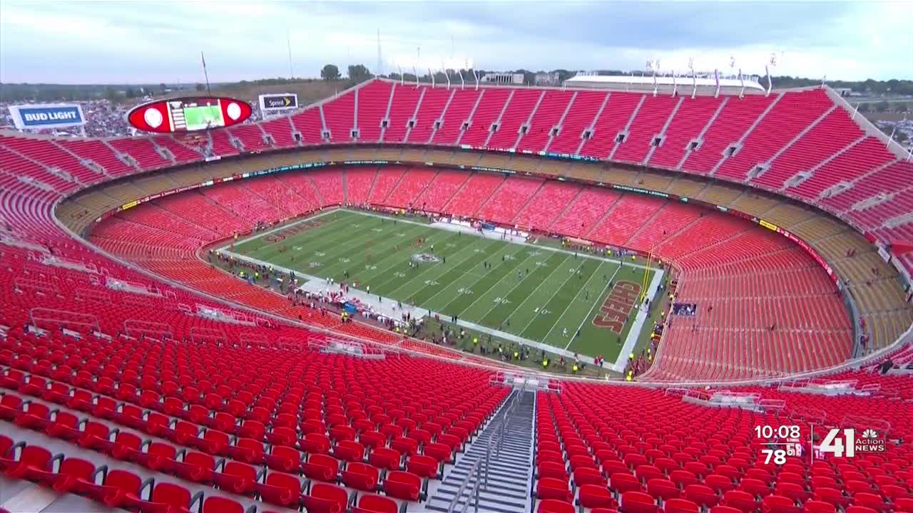 Chiefs first team to hold training camp practice with fans amid COVID-19  pandemic