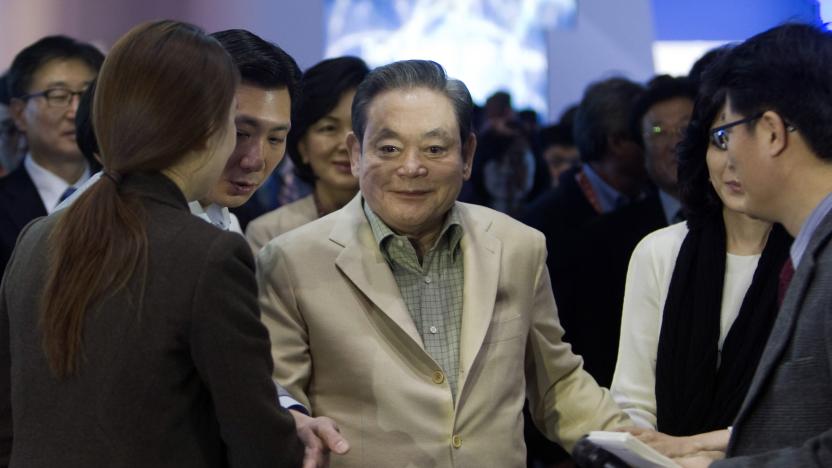 Samsung Electronics Chairman Lee Kun-hee meets with reporters after touring the Samsung booth at the 2012 International Consumer Electronics Show (CES) in Las Vegas, Nevada January 12, 2012. Picture taken January 12, 2012. REUTERS/Steve Marcus (UNITED STATES - Tags: BUSINESS SCIENCE TECHNOLOGY)