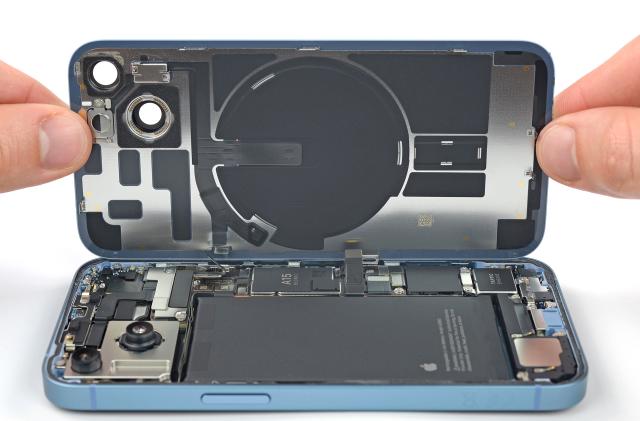 Apple iPhone 14 teardown