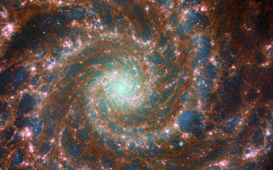 Webb y Hubble captan una espectacular imagen del corazón de la Galaxia Fantasma
