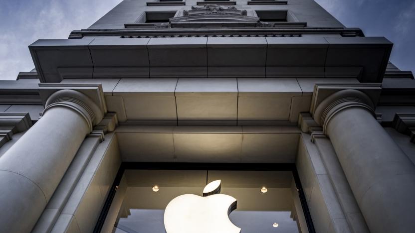 BARCELONA, CATALONIA, SPAIN - 2019/11/25: Apple's popular Apple logo, an American company that designs and produces electronic equipment and software, seen at the Passeig de Gràcia store.
A boulevard of just over a kilometre, the Passeig de Gràcia store brings together the most important commercial brands in the world of fashion and luxury accessories. Black Friday commercial campaign determines the beginning of the most significant sales period oriented to the Christmas period. (Photo by Paco Freire/SOPA Images/LightRocket via Getty Images)