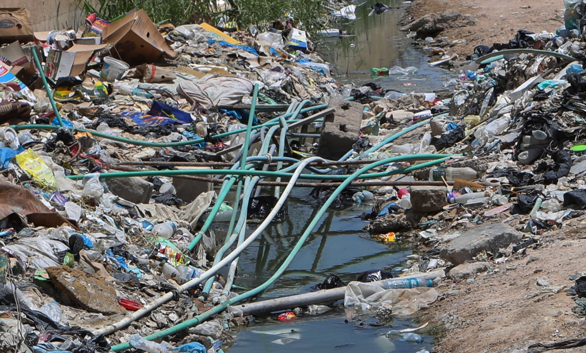 Human pollution. Загрязнение воды в Ираке. Самый грязный город Ирака. Загрязнение Ирака обеднённым ураном.