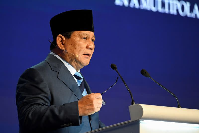 Menteri Pertahanan Indonesia Prabowo memberi sinyal tawaran presiden baru