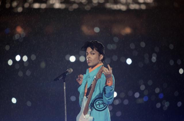 Miami, UNITED STATES: US musician Prince performs during half-time 04 February 2007 at Super Bowl XLI at Dolphin Stadium in Miami between the Chicago Bears and the Indianapolis Colts.     AFP PHOTO/Jeff HAYNES (Photo credit should read JEFF HAYNES/AFP via Getty Images)