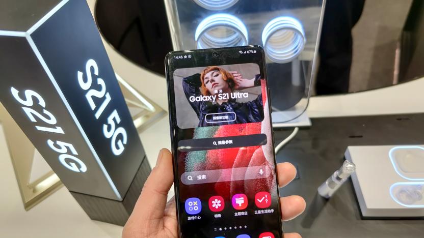 SHANGHAI, CHINA - JANUARY 25: A man shows a Samsung Galaxy S21 5G smartphone at a flagship store on January 25, 2021 in Shanghai, China. (Photo by Wang Gang/VCG via Getty Images)