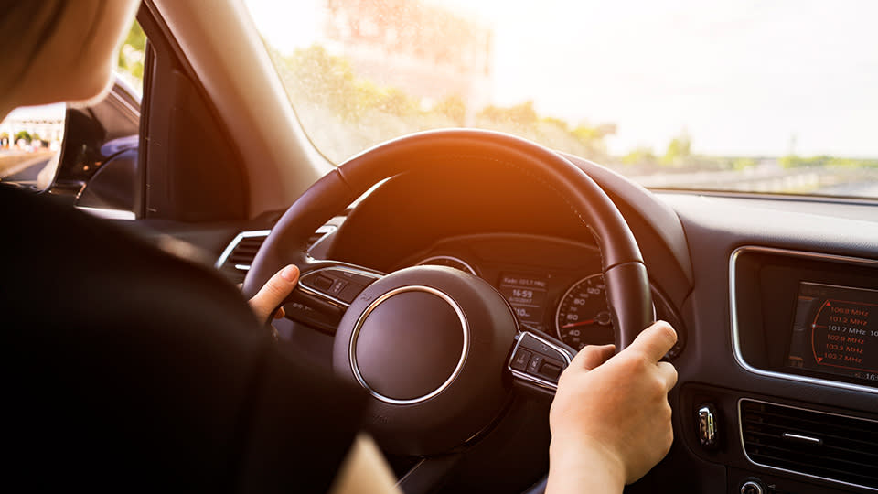 Auto: Die richtige Handposition am Lenkrad