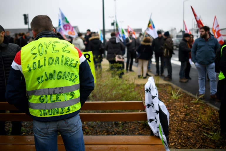 Les Gilets Jaunes En Ordre Dispersé Pour Leur Acte 13