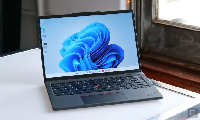 Lenovo의 ThinkPad X13s는 Qualcomm의 Snapdragon 8cx Gen 3 칩과 Snapdragon ThinkPad의 첫 번째 Windows를 탑재한 최초의 노트북입니다.