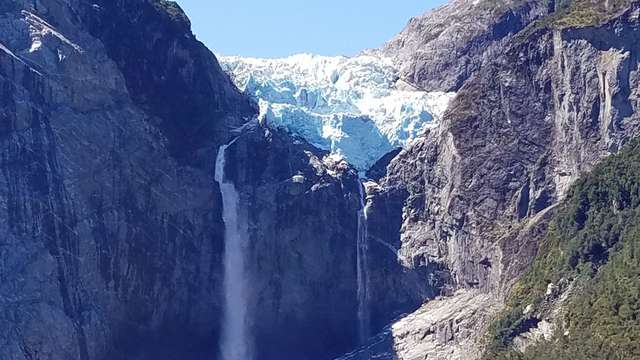 El colapso de un glaciar de 200 m.  filmado desde arriba por excursionistas