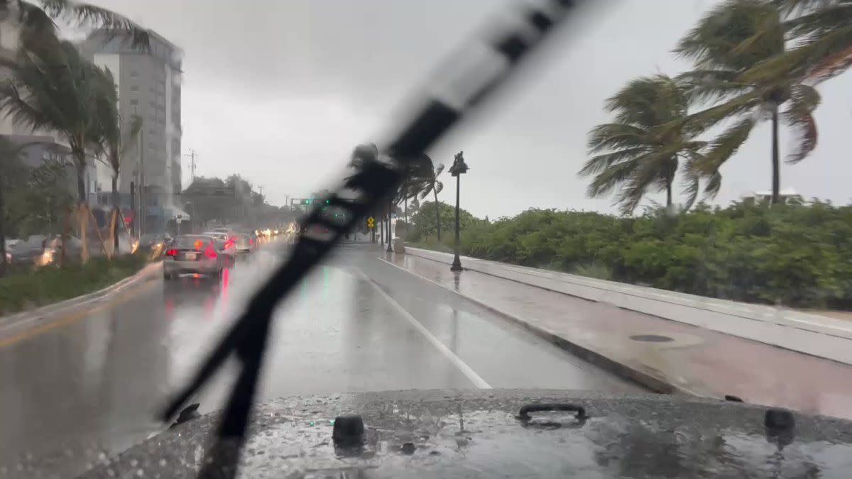 De puissantes rafales et de fortes pluies frappent le sud-est de la Floride alors que l’ouragan Ian se rapproche