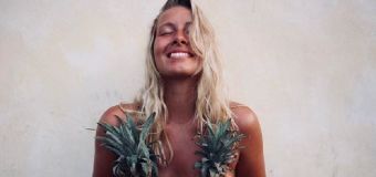 La moda di Instagram più assurda del 2018: il topless con gli ananas