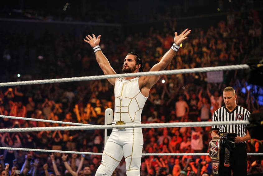 Un uomo è stato arrestato dopo aver attaccato Seth Rollins in diretta a Monday Night Raw in WWE