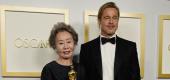 Yuh-Jung Youn poses with Brad Pitt. (Getty Images)