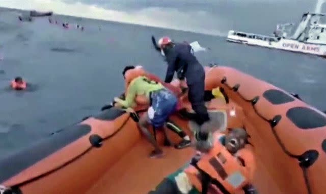 Migrant crisis: Desperate mother screams for lost baby as dinghy sinks - Yahoo News UK