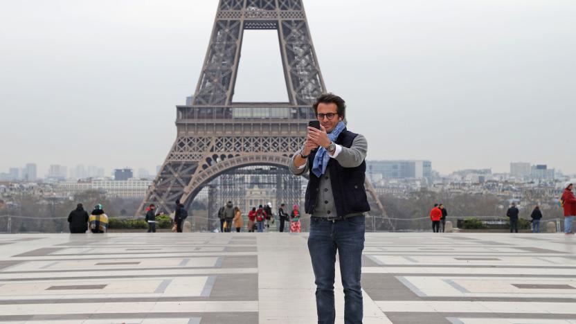 selfie paris eiffel tower