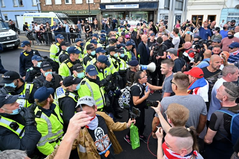 Clashes and arrests during protests against migrants in Dover