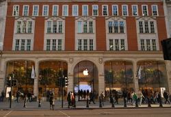 LONDON, ENGLAND - DECEMBER 11: A general exterior view of the Apple Store Brompton Road in Knightsbridge on December 11, 2023 in London, United Kingdom. (Photo by John Keeble/Getty Images)