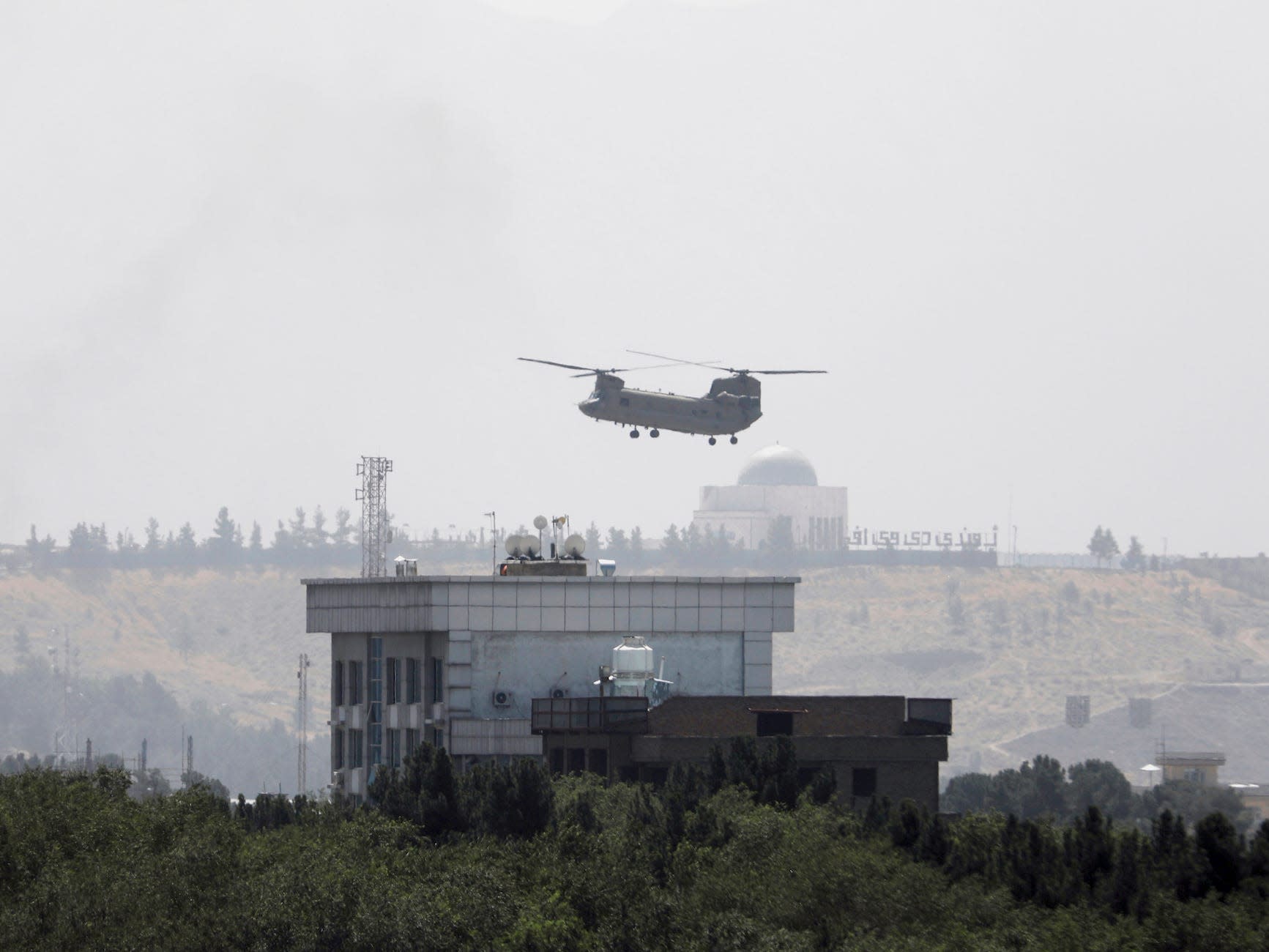 Helicopters are evacuating staff from the US embassy in Kabul as the Taliban ent..