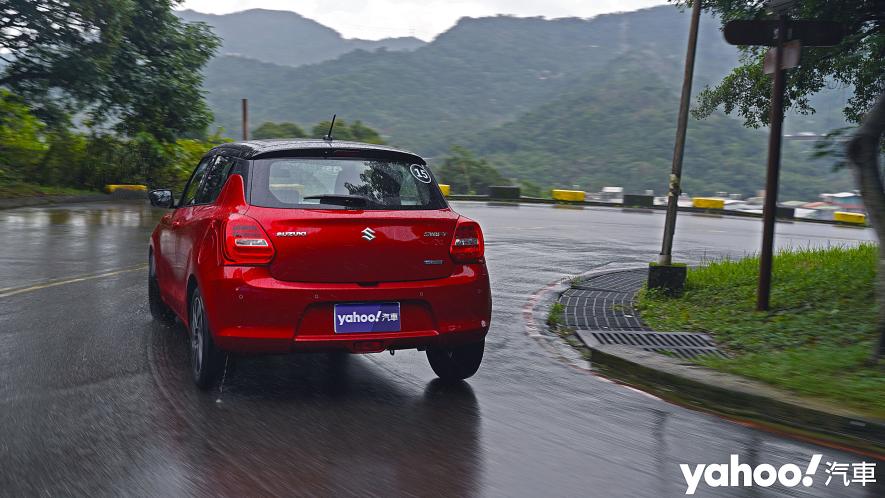 帶電之後更合理！2021 Suzuki Swift Hybrid 1.2冬雨試駕 - 2