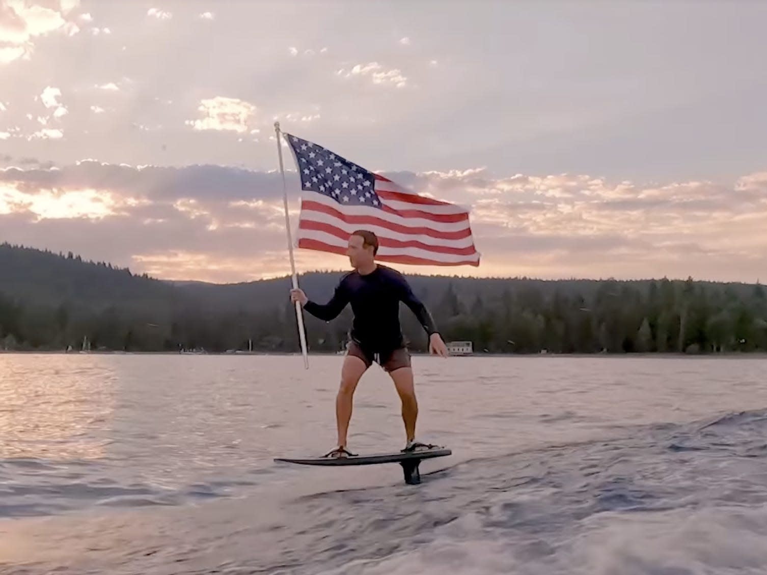 Guarda Mark Zuckerberg festeggiare il 4 luglio alzando la bandiera su uno skateboard elettrico