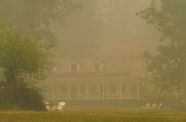 The Wawona Hotel is enshrouded in smoke from the Washburn Fire burning in Yosemite National Park near Wawona, California, U.S. July 11, 2022. The hotel was evacuated earlier in the week.  REUTERS/Tracy Barbutes
