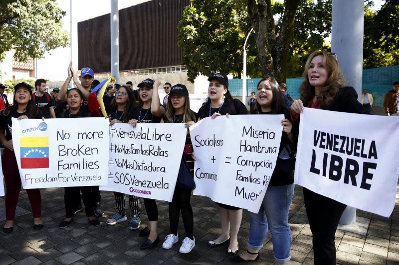 Resultado de imagen para JÃ³venes venezolanos se manifestaron este miÃ©rcoles pacÃ­ficamente frente al centro de convenciones de la ciudad colombiana de MedellÃ­n donde se lleva a cabo la 49 Asamblea General de la OrganizaciÃ³n de Estados Americanos (OEA) para pedir "libertad" y "democracia" para su paÃ­s.