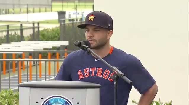 Two videos seem to confirm José Altuve was hiding something